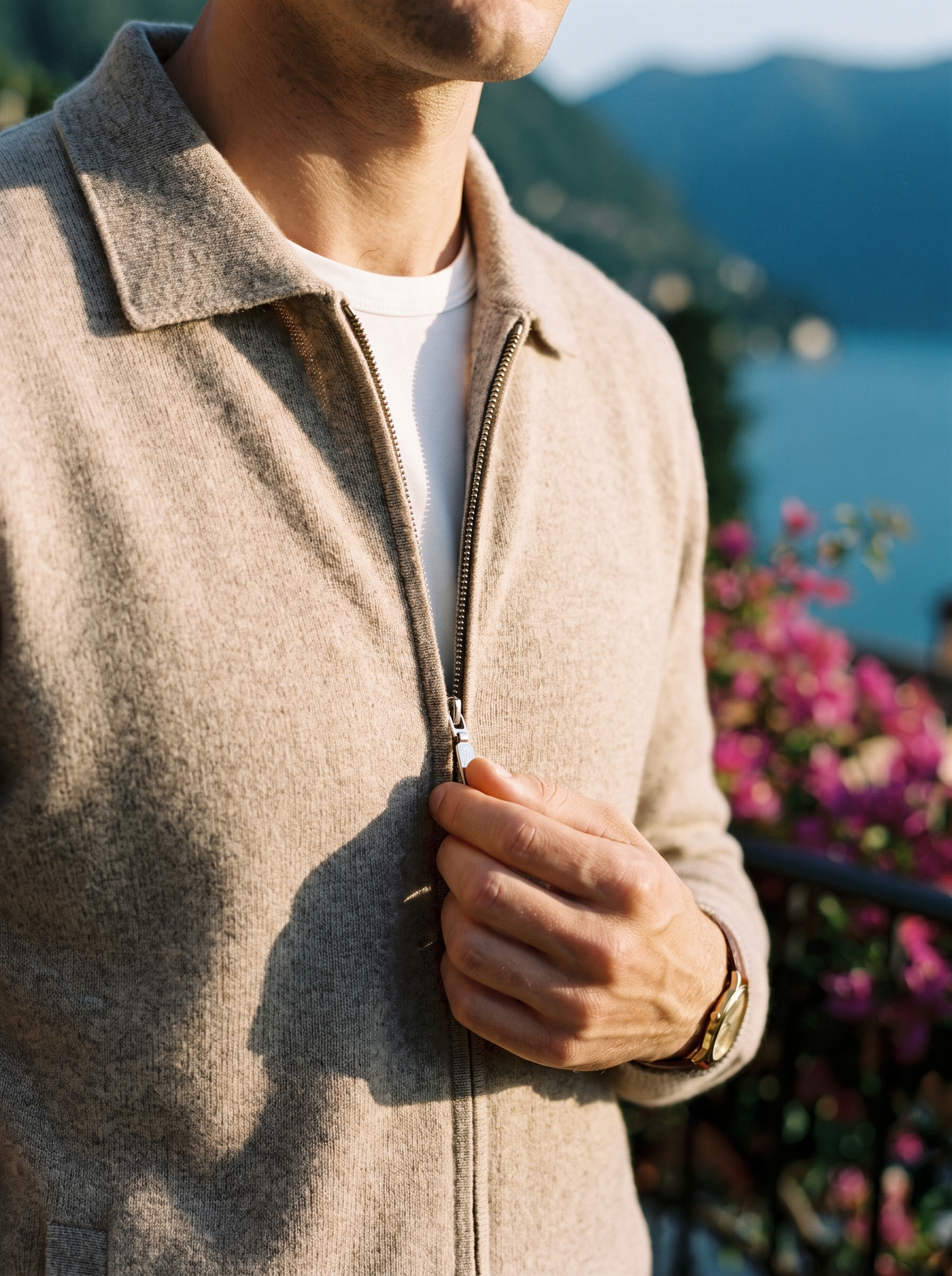 Shirt collar, zip pull and mercerized wool texture detail of a beige cardigan — Aveloire