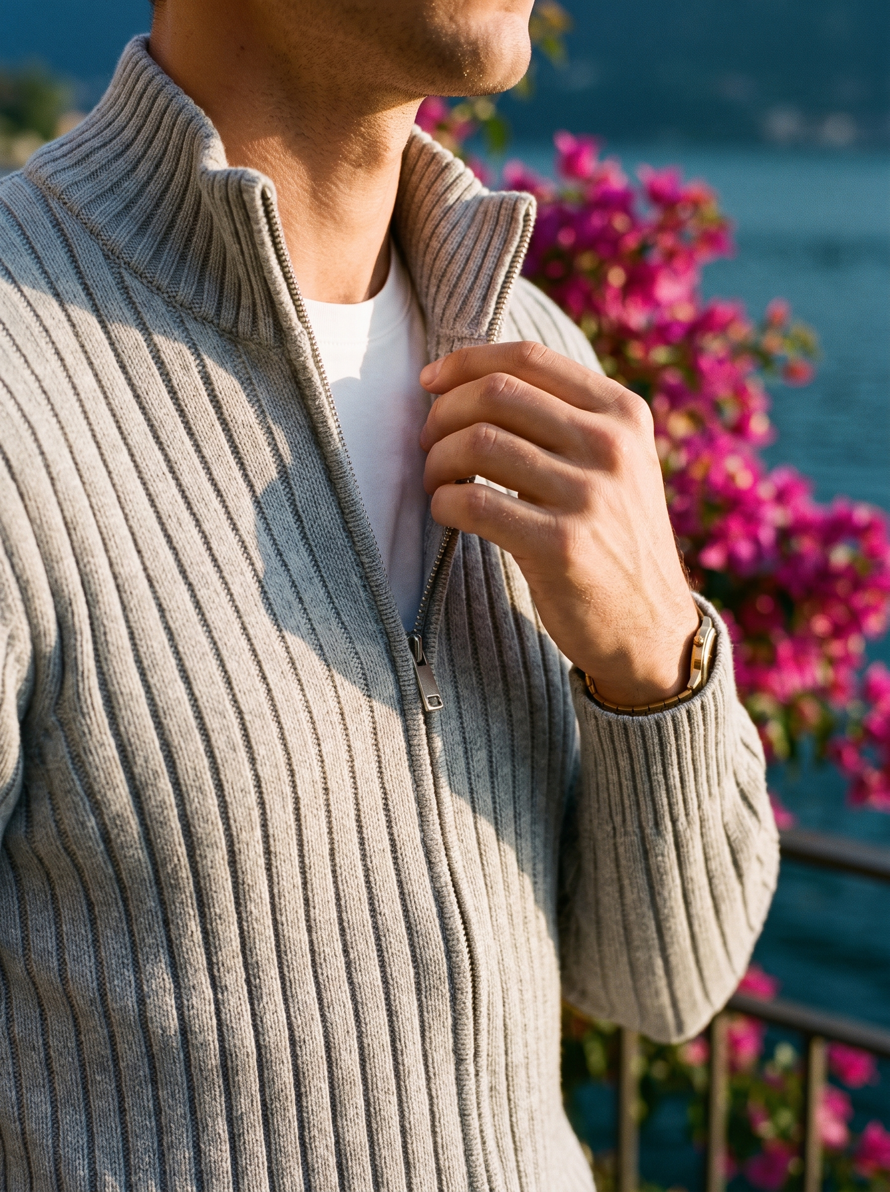 Stand collar, zip and ribbed cotton texture detail of a light gray cardigan — Aveloire