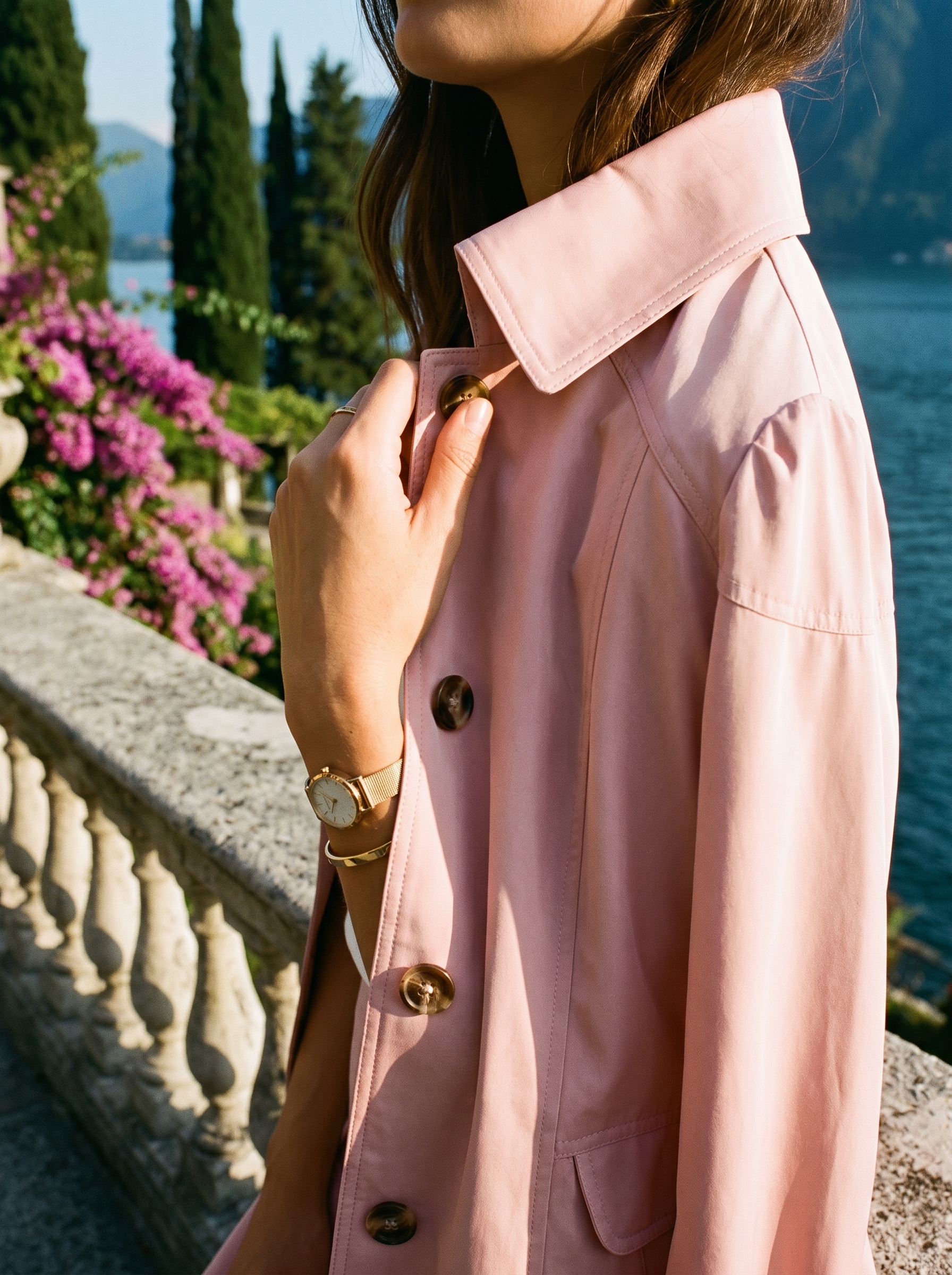 Pink rain coat collar closure detail — Aveloire